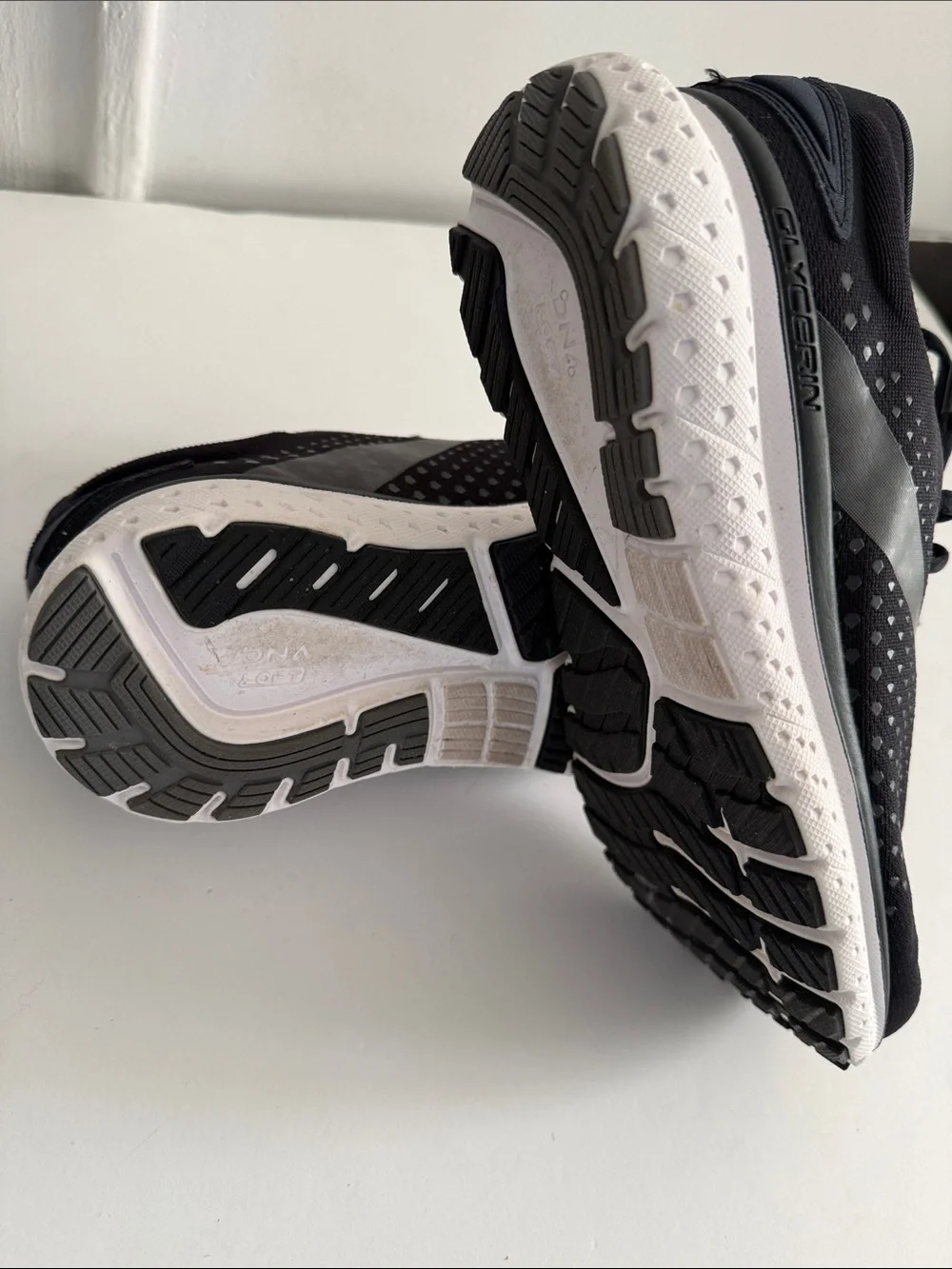 Brooks Women Black and White Running Shoes - Glycero 18  WE RUN  ON SCIENCE